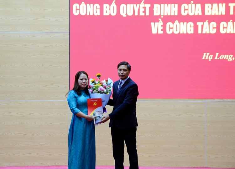 Bà Đặng Thị Yến nhận quyết định (Ảnh: Báo Quảng Ninh)