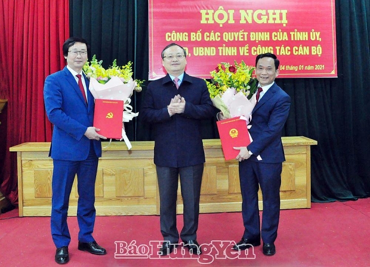 Bí thư Tỉnh ủy Đỗ Tiến Sỹ trao quyết định cho đồng chí Nguyễn Bật Khánh và đồng chí Trần Chu Đức (Ảnh: Báo Hưng Yên)