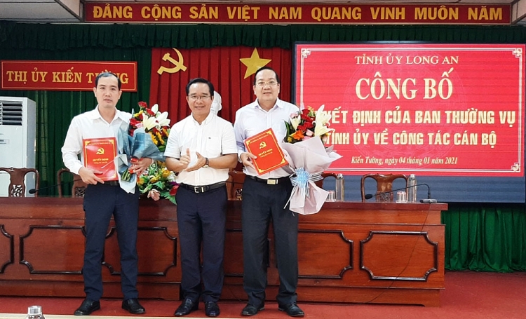 Ông Nguyễn Minh Lâm và ông Phạm Xuân Bách nhận quyết định (Ảnh: Báo Long An)