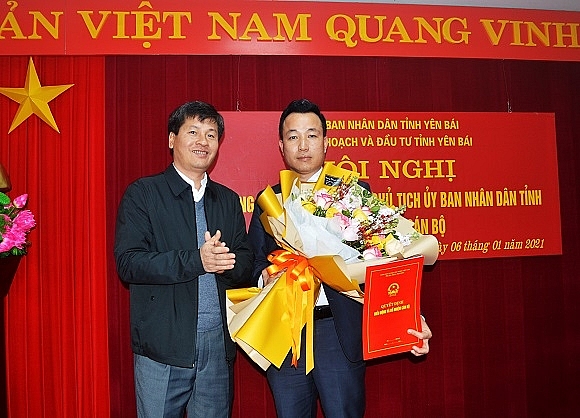 Ông Đỗ Xuân Thủy nhận quyết định điều động, bổ nhiệm (Ảnh: Cổng TTĐT Yên Bái)