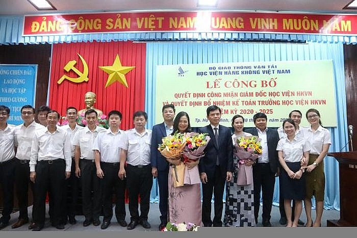 TS. Nguyễn Thị Hải Hằng nhận quyết định (Ảnh: Báo Giao thông)