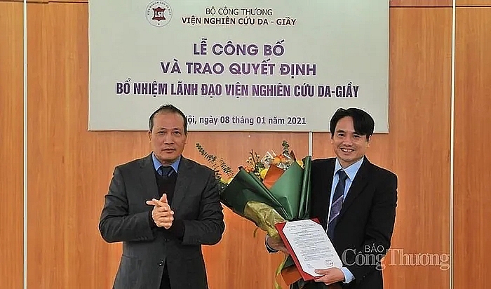 Thứ trưởng Cao Quốc Hưng trao quyết định bổ nhiệm cho ông Nguyễn Chí Thanh