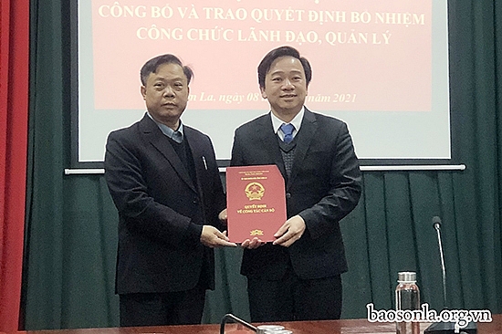 Phó Chủ tịch UBND tỉnh Phạm Văn Thủy trao quyết định bổ nhiệm cho ông Nguyễn Đại Phong (Ảnh: Báo Sơn La)
