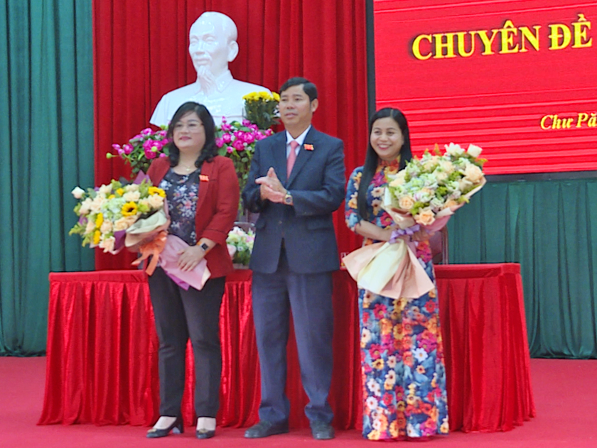 Bà Hồ Thị Thảo (bìa trái) được bầu giữ chức Phó Chủ tịch HĐND huyện Chư Păh (Ảnh: Báo Gia Lai)