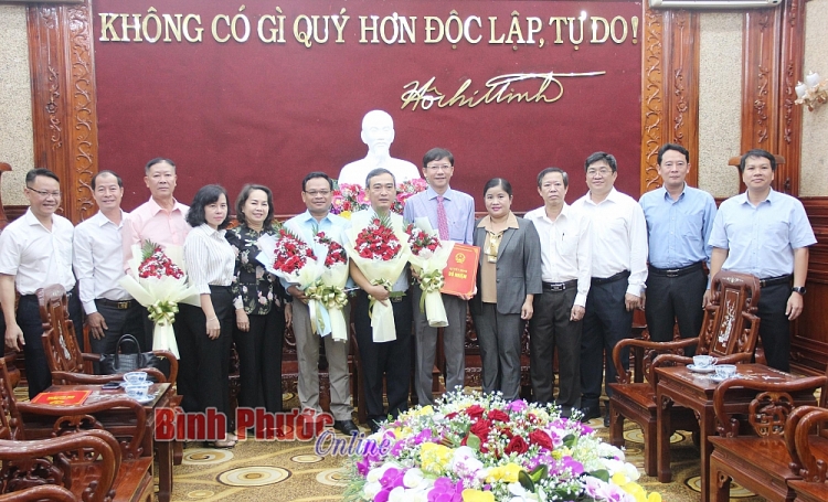 Lãnh đạo tỉnh Bình Phước chúc mừng các cán bộ