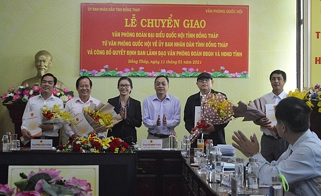 Ban Lãnh đạo Văn phòng Đoàn ĐBQH và HĐND tỉnh Đồng Tháp nhận quyết định (Ảnh: Báo Đồng Tháp)