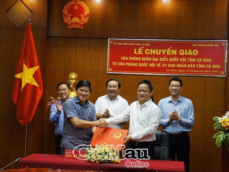 Vũ Minh Tuấn, Phó chủ nhiệm Văn phòng Quốc hội và Phó chủ tịch UBND tỉnh Lê Văn Sử tại buổi lễ