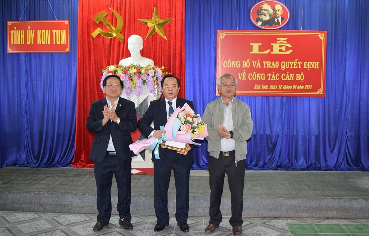 Lãnh đạo tỉnh chúc mừng ông Nguyễn Văn Điệu (Ảnh: Báo Kon Tum_
