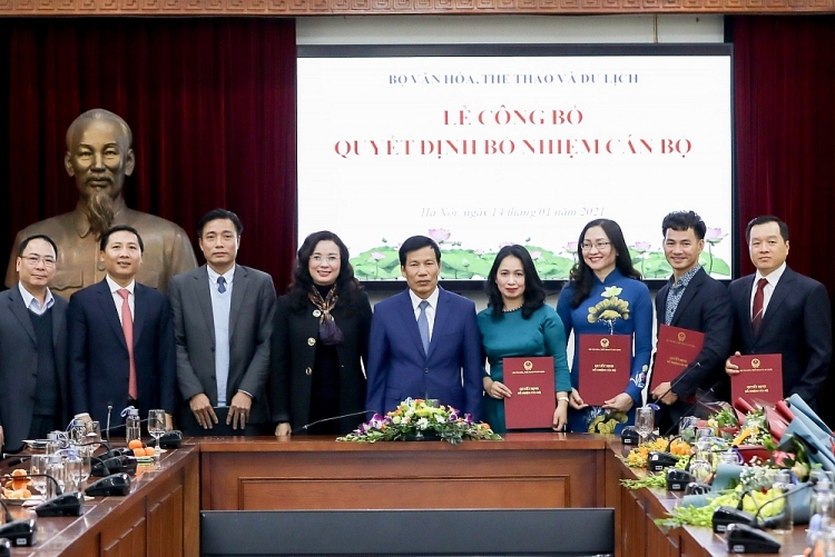 NSƯT Xuân Bắc (thứ 2 từ phải sang) nhận quyết định (Ảnh: Vietnamnet)