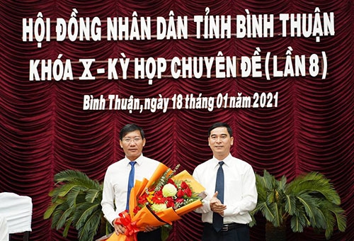 Bí thư Tỉnh ủy Dương Văn An tặng hoa chúc mừng tân Chủ tịch UBND tỉnh Lê Tuấn Phong (Ảnh: Báo Bình Thuận)