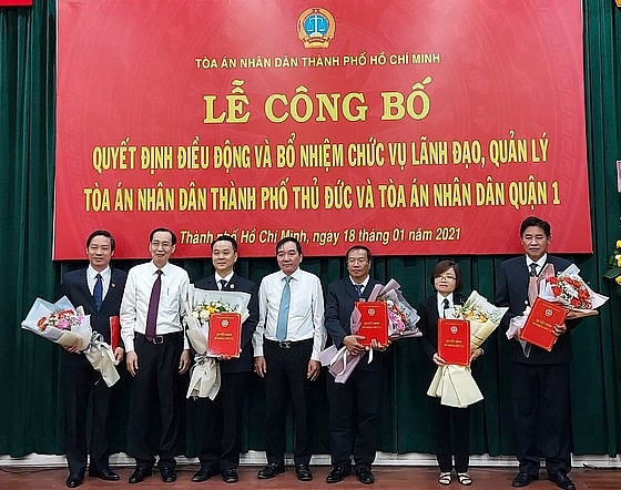 Lãnh đạo TP.HCM chúc mừng các cán bộ được điều động, bổ nhiệm (Ảnh: SGGP)