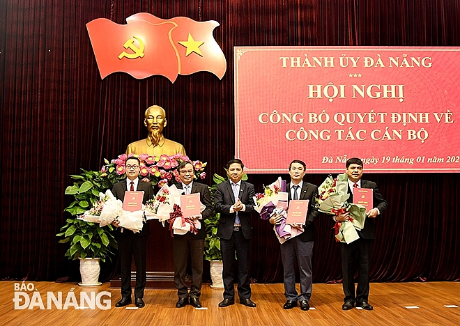 Phó Bí thư Thường trực Thành ủy, Chủ tịch HĐND thành phố Lương Nguyễn Minh Triết (giữa) trao các quyết định