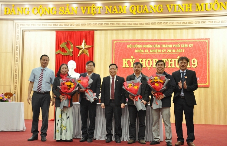 Lãnh đạo Thành ủy, HĐND và UBND TP. Tam Kỳ chúc mừng các cán bộ đắc cử (Ảnh: Báo Quảng Nam)