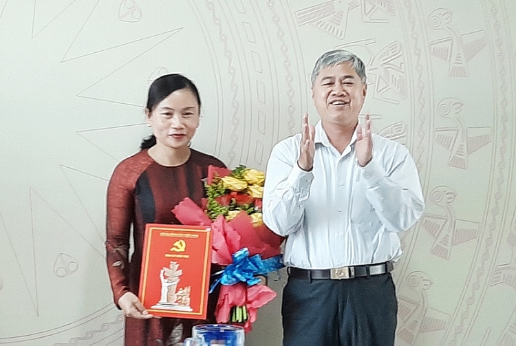 Bà Nguyễn Thị Mai Rý nhận quyết định điều động, bổ nhiệm (Ảnh: Báo Đồng khởi)