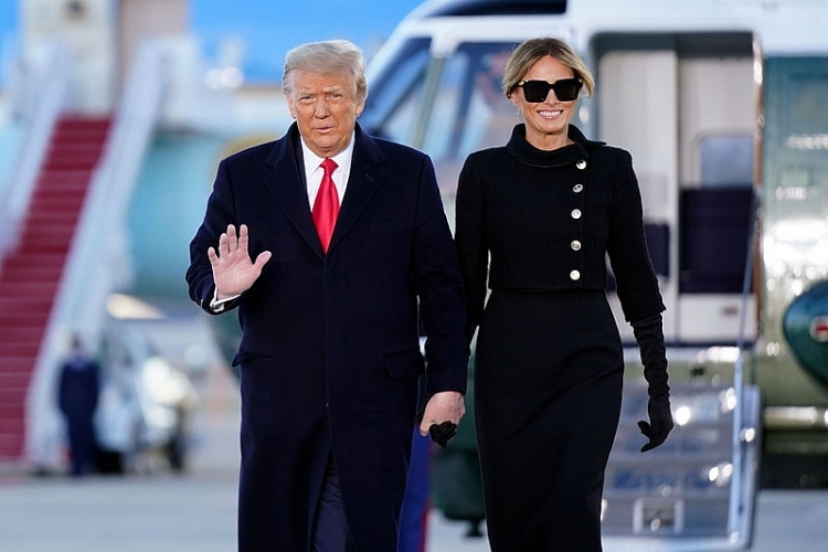 Vợ chồng ông Trump tại căn cứ quân sự Andrews (Ảnh: AP)
