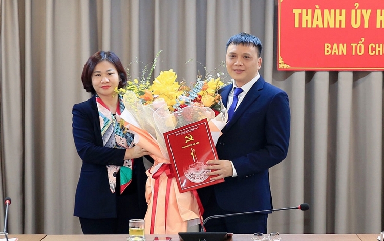 Phó Bí thư Thường trực Thành ủy Hà Nội Nguyễn Thị Tuyến trao quyết định cho ông Nguyễn Minh Long (Ảnh: Hànộimới)