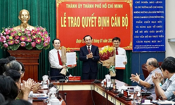 Bí thư Thành ủy TPHCM Nguyễn Văn Nên trao quyết định cho ông Nguyễn Văn Hiếu (Ảnh: SGGP)
