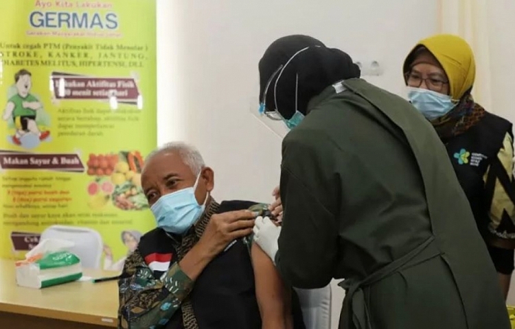Thị trưởng thành phố Sleman, ông Sri Purnomo tiêm vaccine COVID-19 của Sinovac (Ảnh: Antara)