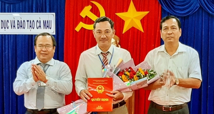 Tân Phó Giám đốc Sở GD&ĐT Phạm Hoàng Gan nhận quyết định bổ nhiệm (Ảnh: Giáo dục & Thời đại)