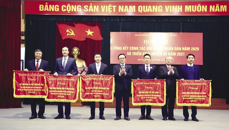 Liên hiệp các tổ chức hữu nghị Việt Nam nhận Cờ Thi đua “Tập thể dẫn đầu trong công tác đối ngoại nhân dân năm 2020”