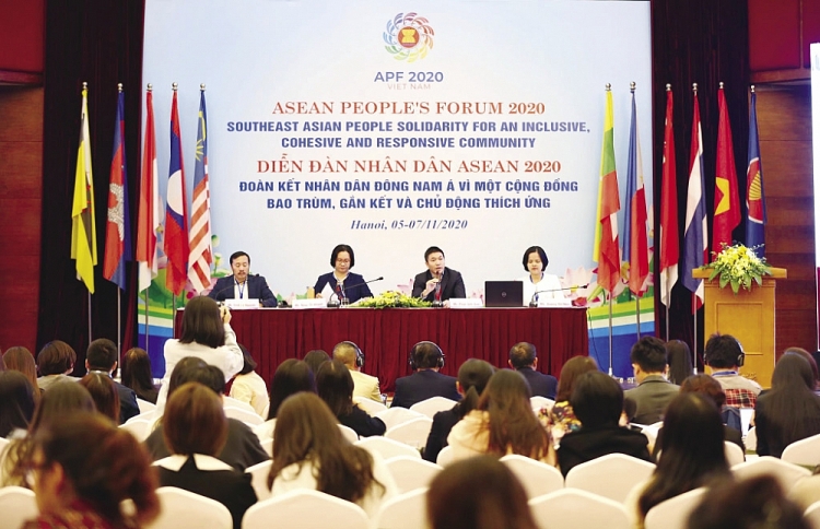 Sáng 05/11, tại Hà Nội, Diễn đàn nhân dân ASEAN 2020 (APF 2020) với chủ đề “Đoàn kết nhân dân Đông Nam Á vì một cộng đồng bao trùm, gắn kết và chủ động thích ứng” được các tổ chức nhân dân Việt Nam đăng cai tổ chức chính thức khai mạc