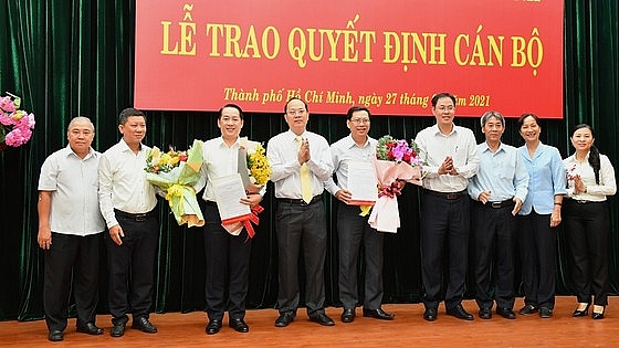 Lãnh đạo TP.HCM chúc mừng ông Kiều Ngọc Vũ và Trần Hữu Phước (Ảnh: SGGP)