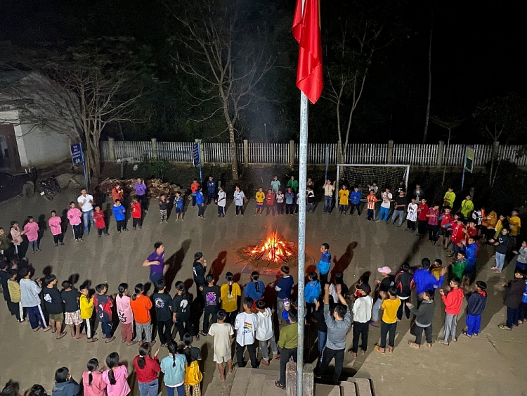 : Đốt lửa trại, giao lưu cùng các em học sinh trường Phổ thông dân tộc bán trú trung học cơ sở Trà Leng