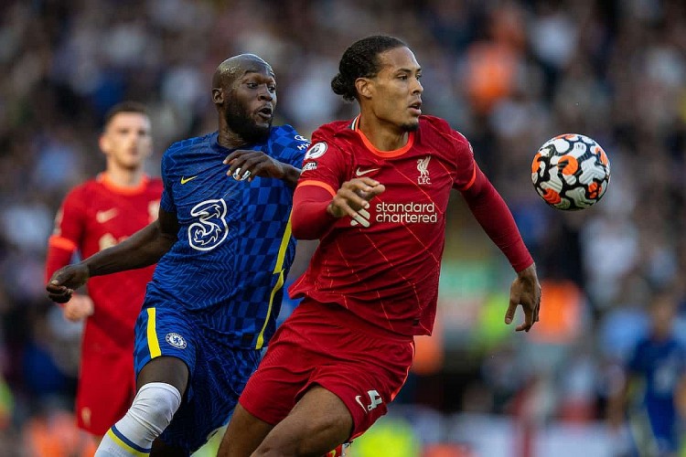 Cả Chelsea (xanh) lẫn Liverpool (đỏ) đều rất cần chiến thắng để tiếp tục bám đuổi Man City