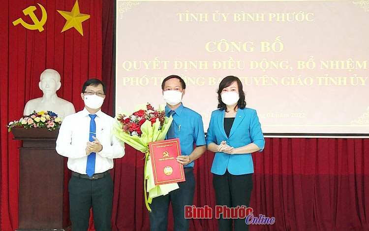 Ông Mạc Đình Huấn (giữa) nhận quyết định