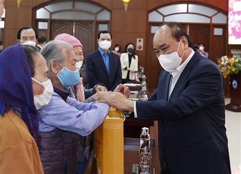 chu tich nuoc nguyen xuan phuc trao qua tet cho cac ho ngheo o da nang