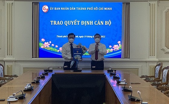 Ông Nguyễn Bảo Quốc (trái) nhận quyết định bổ nhiệm (Ảnh: SGGP)