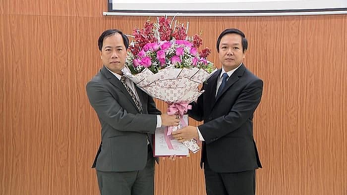 Ông Đinh Quốc Trường (trái) nhận nhiệm vụ Phó Giám đốc Sở (Ảnh: NBTV)