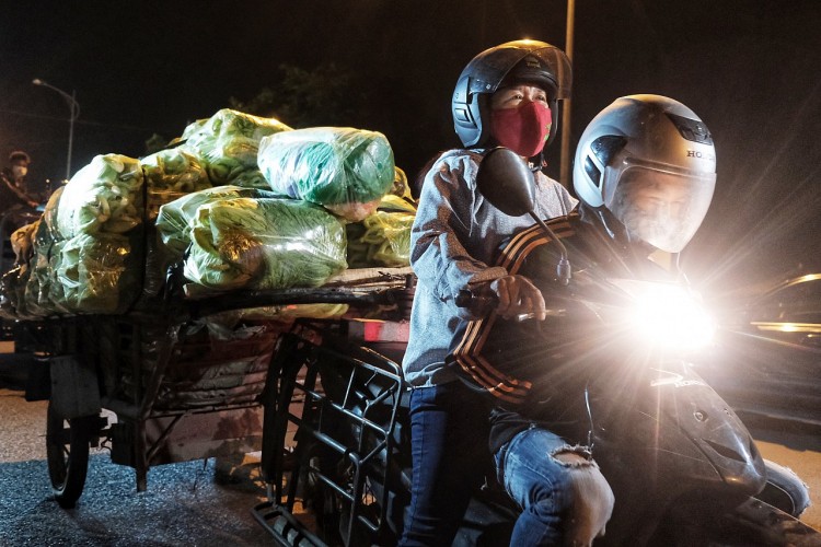 Người lao động mong mỏi cái Tết đoàn viên, đủ đầy