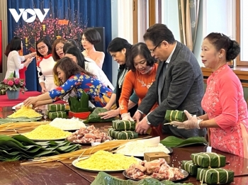 Đại sứ quán Việt Nam tại Nga gói bánh chưng đón Tết Nhâm Dần