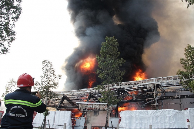 video can canh vu chay kinh hoang khoi boc cao hang chuc met o binh duong