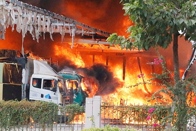 video can canh vu chay kinh hoang khoi boc cao hang chuc met o binh duong