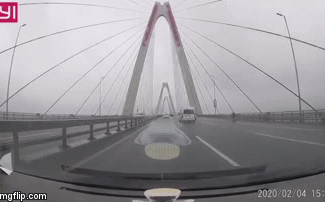 video vuot co vai giay den xanh do 2 xe o to dam nhau khien nhieu nguoi hoang hot