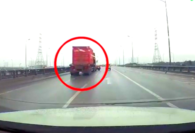 video container dam vo dai phan cach tren quoc lo 1a