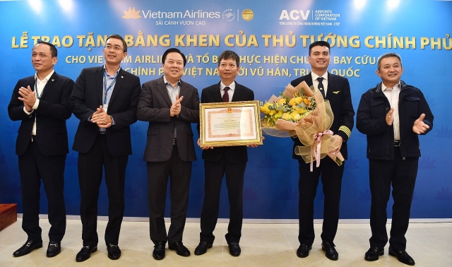 thu tuong tang bang khen cho to bay vietnam airlines toi vu han giua dich virus corona
