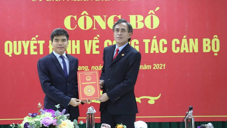 Ông Lê Hữu Nam (bên trái) nhận quyết định (Ảnh: Báo Bắc Giang)
