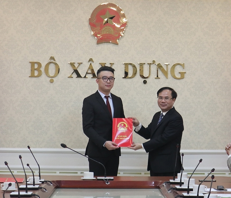 Ông Phạm Việt Anh nhận quyết định bổ nhiệm (Ảnh: Báo Xây dựng)