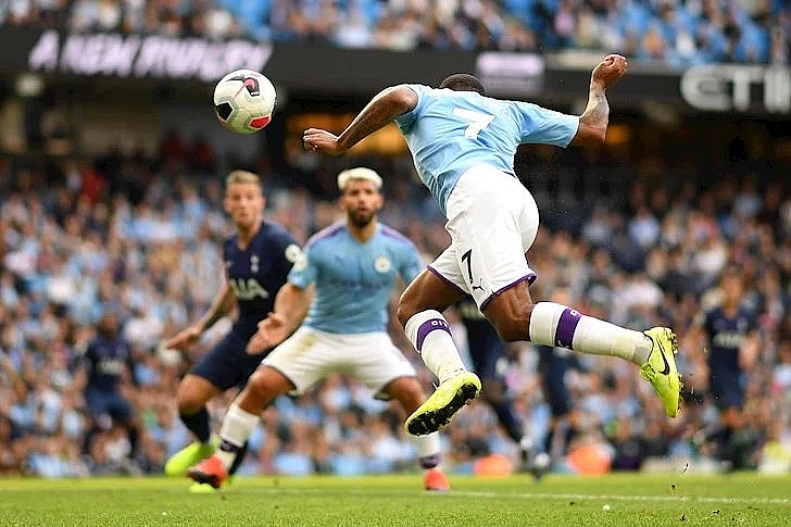 Man City (xanh - trắng) đang thể hiện phong độ hủy diệt ở NHA