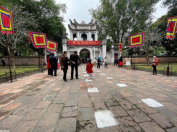 Ông đồ đeo khẩu trang cho chữ Tết Tân Sửu