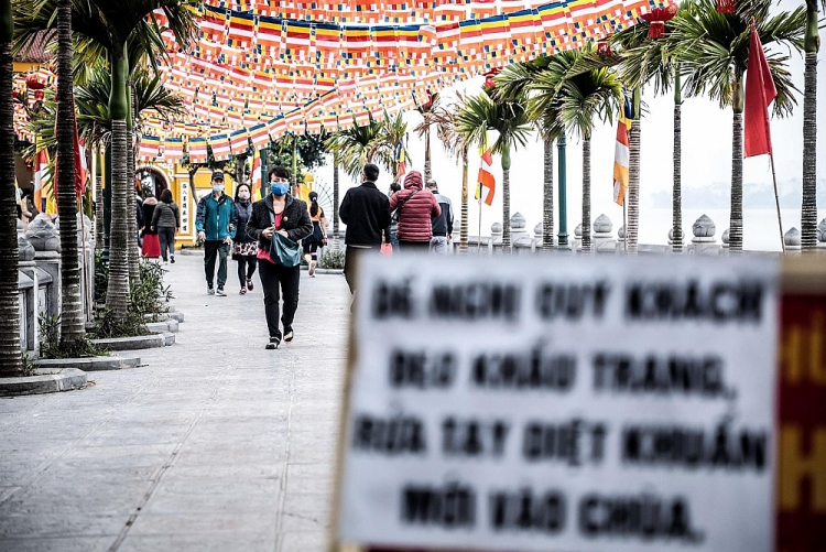 Ông đồ đeo khẩu trang cho chữ Tết Tân Sửu
