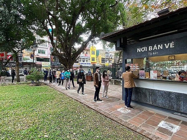 Ông đồ đeo khẩu trang cho chữ Tết Tân Sửu