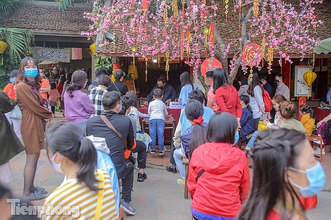Ông đồ đeo khẩu trang cho chữ Tết Tân Sửu