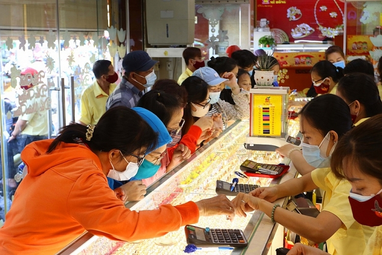 Cận ngày vía Thần Tài, người dân đeo khẩu trang đi mua vàng sớm