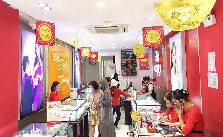 Cận ngày vía Thần Tài, người dân đổ xô đi mua vàng sớm
