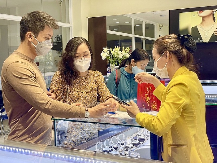 Cận ngày vía Thần Tài, người dân đổ xô đi mua vàng sớm