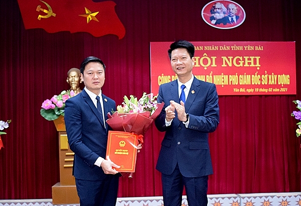 Ông Trần Việt Quý nhận quyết định bổ nhiệm (Ảnh: Báo Yên Bái)